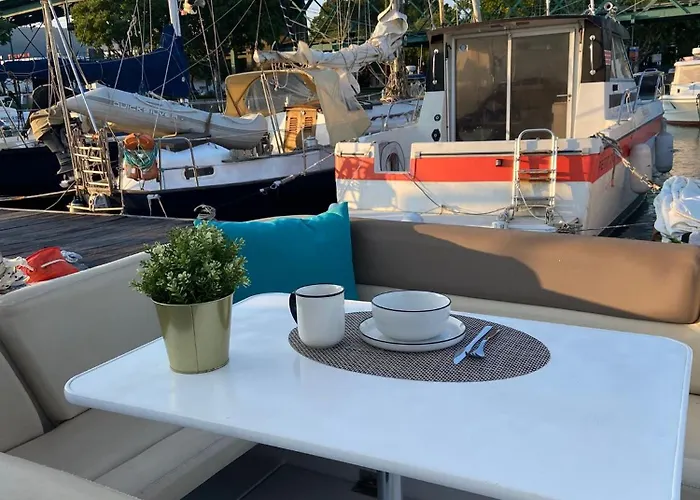 The Happy Sailor ויאנה דו קסטלו