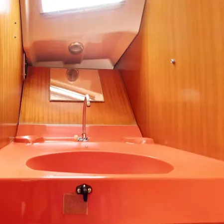 بوتيل The Happy Sailor