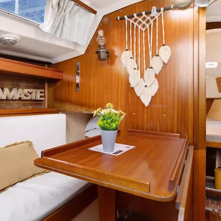 The Happy Sailor Bateau-hôtel *