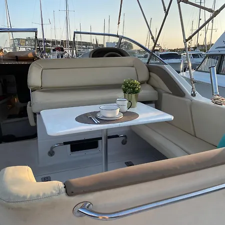 The Happy Sailor بوتيل